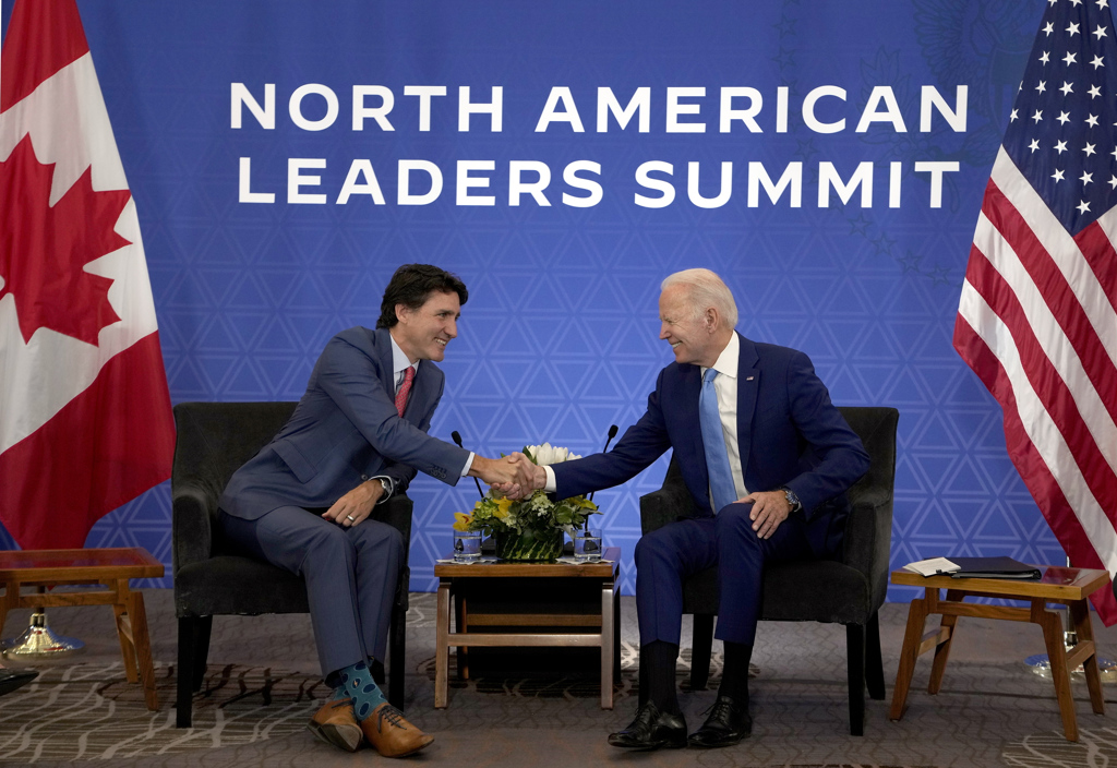 加拿大总理杜鲁道左与美国总统拜登右。（图／美联社）(photo:ChinaTimes)