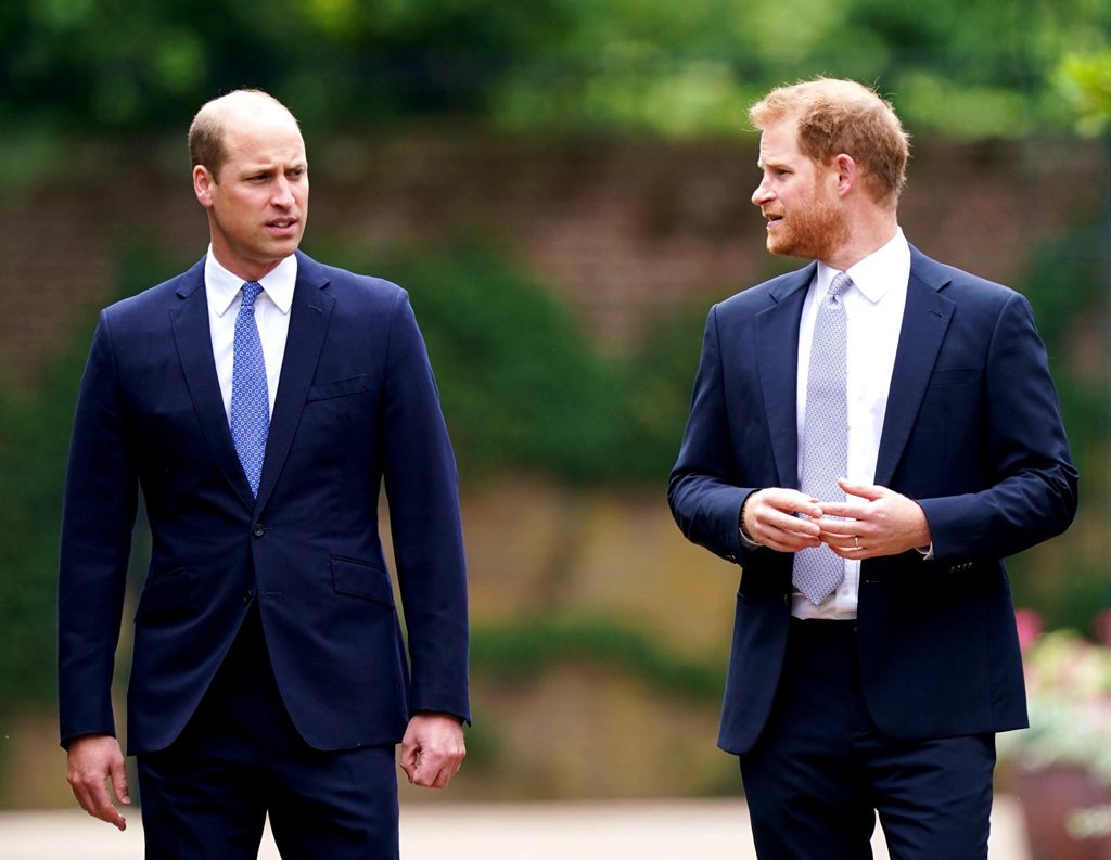 友人透露，英国哈利王子出书抨击王室让威廉王子「怒火中烧」。图为2021年7月兄弟俩在伦敦合体，为黛妃雕像揭牌。（资料照／TPG、达志影像）(photo:ChinaTimes)