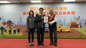 暖心駕駛是市議員父親 偏鄉小黃公車司機蔡榮輝獲特殊貢獻獎