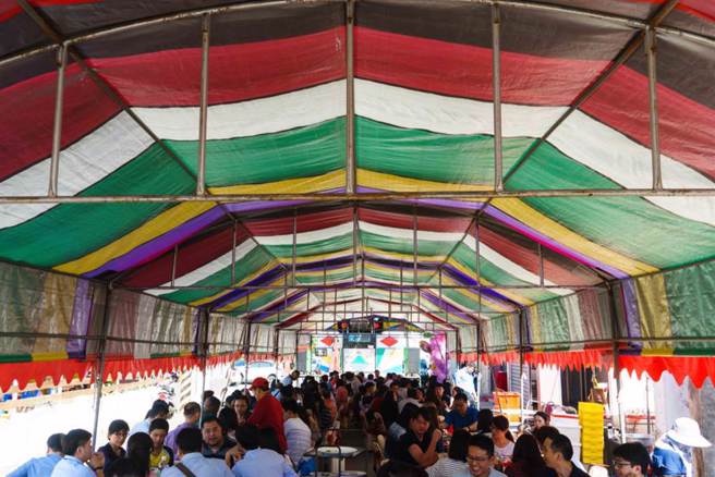 一名台北女子不满流水席婚宴口出恶言狂酸引爆网路大战，延烧超过10天。(图／shutterstock)