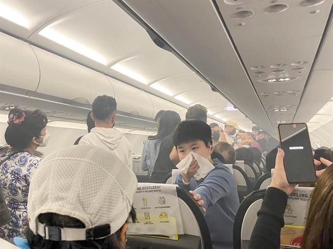 一架新加坡酷航班机10日晚间在桃园国际机场准备起飞前，因旅客行动电源闪燃，在客舱引发火势，机组员紧急扑灭，因为喷粉灭火器在使用时会喷出大量乾粉，所以传出去的客舱内的照片是一片烟雾瀰漫。（旅客郭小姐提供）