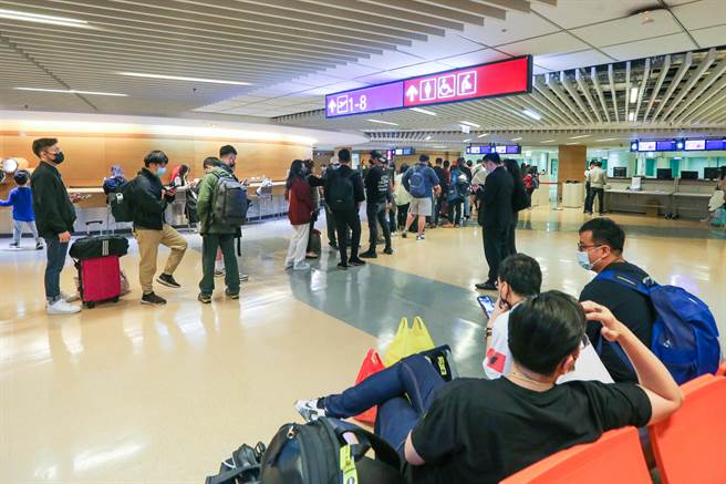 因安全考量，航班取消，189名旅客被安排到B1R候机室办理退关手续。（陈麒全摄）