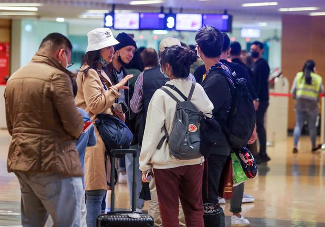 因安全考量，航班取消，189名旅客被安排到B1R候机室办理退关手续。（陈麒全摄）