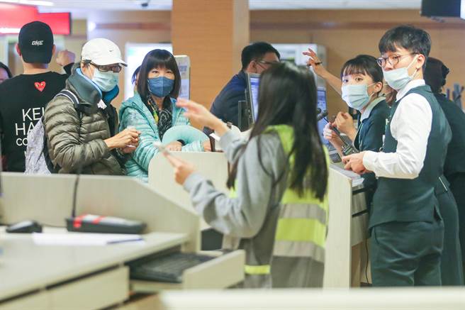 因安全考量，航班取消，189名旅客被安排到B1R候机室办理退关手续。（陈麒全摄）