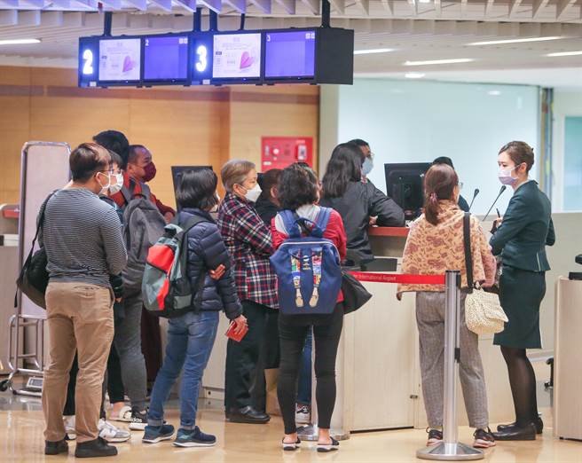 因安全考量，航班取消，189名旅客被安排到B1R候机室办理退关手续。（陈麒全摄）