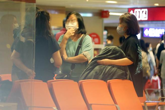 右方二位旅客其一疑似为闪燃的行动电源持有者。（陈麒全摄）