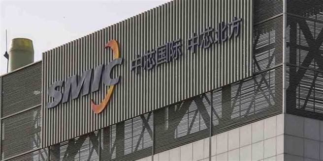 传言中芯国际将为华为代工12nm/14nm晶片， 但后来发现传言是网民的想像造成的误会。（图／新华社）