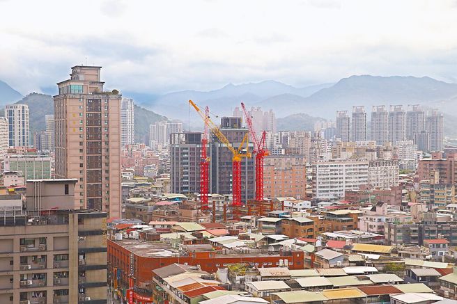 赚百万要缴40万税 最后红单逃命潮来了。（陈君玮摄）