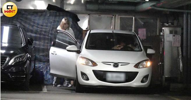 于成炘载着Yuri在陈的住家附近找不到停车位，最后停到公有停车场内。（图／本刊摄影组）