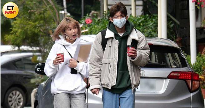 车停好后，外型登对的于成炘与Yuri拿着咖啡前往陈家。（图／本刊摄影组）