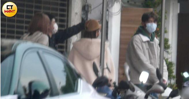 一行人在松山区进行看似看屋的行程。（图／本刊摄影组）