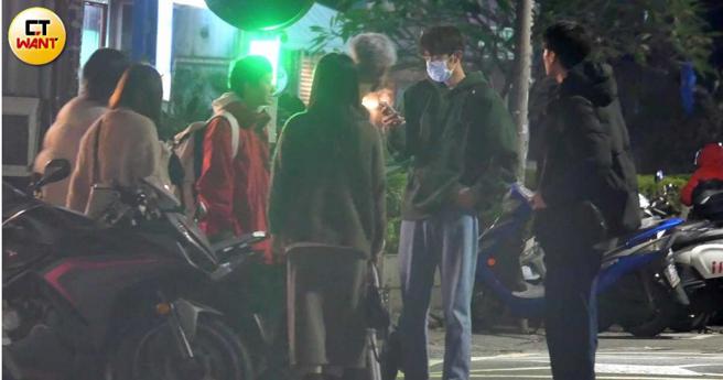 晚上六点多于成炘与红队队员们聚餐，有工作的Yuri并未前往。（图／本刊摄影组）