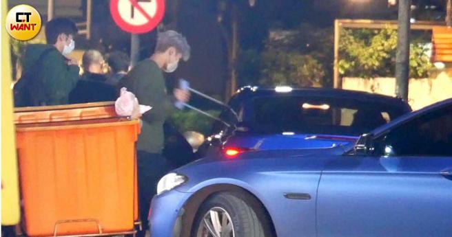 聚餐结束后于成炘协助受伤的夏浦洋上车，接着又转往陈伊家续摊。（图／本刊摄影组）