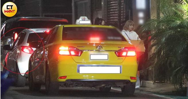 更早在去年12月21日，于成炘载着Yuri去参加《全明星》聚餐（图红圈者），但却没有加入。（图／本刊摄影组）