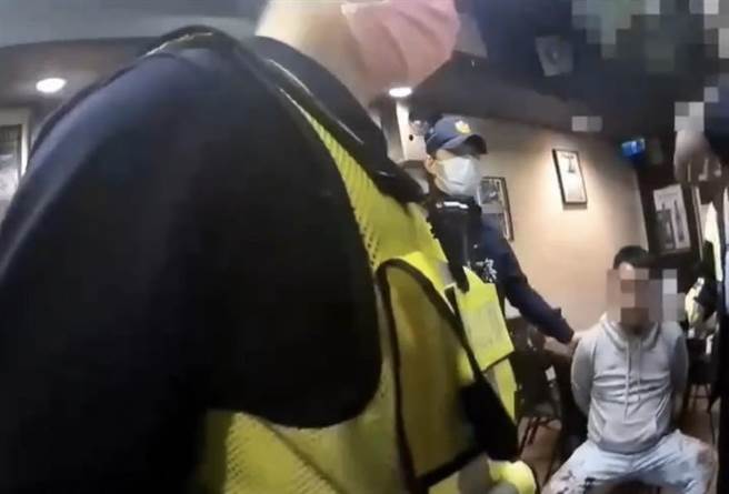 警方将涉案的朱姓老板带回派出所。（翻摄照片／高雄洪靖宜传真）
