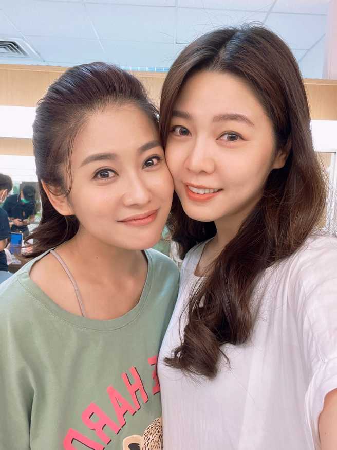 白家绮与叶家妤亲姊妹身分让网友超惊讶。（图／白家绮脸书）