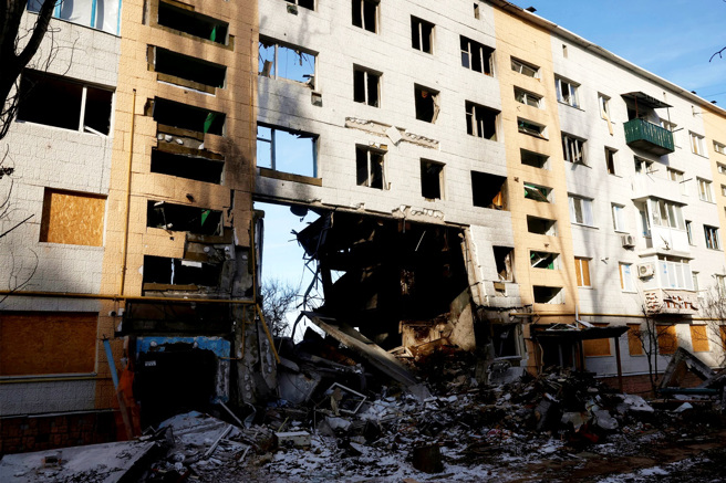 美国与乌克兰官员称，俄罗斯军队在乌克兰的火力大降75%。图为俄军轰炸乌东城市巴赫姆特（Bakhmut）。（图／路透社）