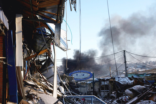 美国与乌克兰官员称，俄罗斯军队在乌克兰的火力大降75%。图为俄军轰炸乌东城市巴赫姆特（Bakhmut）。（图／路透社）