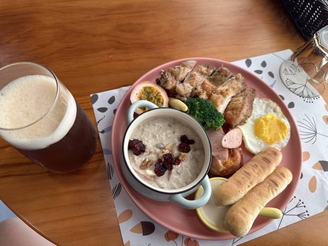 一名網友表示，在台南有名的早午餐店點一盤420元的拼盤，上桌看到盤中的太陽蛋、雞腿排、蔬菜、麵包等食材相當失望。（圖／翻攝自PTT）