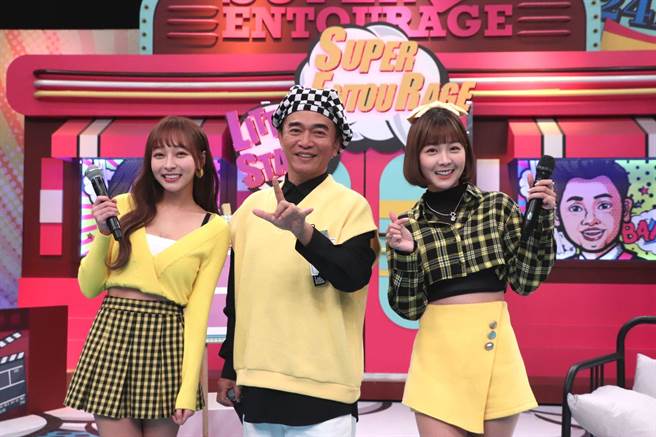 林襄（左）睡姿被吳宗憲稱讚，右為籃籃。（中天綜合台提供）