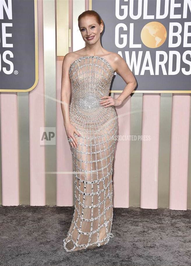 洁西卡雀丝坦穿的是Oscar de la Renta肤色礼服，搭配GUCCI 珠宝。（美联社）