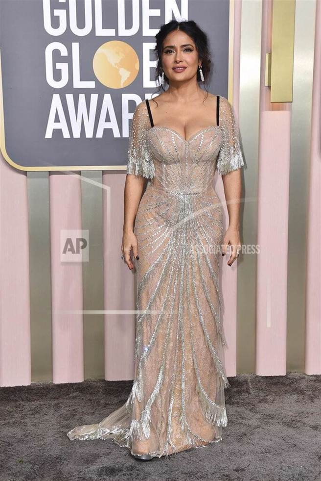 开云集团 (Kering Group）老板娘莎玛海耶克，穿的则是自家集团旗下的GUCCI礼服。（美联社）