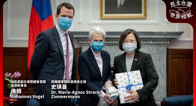 总统蔡英文（右）接见德国国会国防委员会主席史琪曼（Dr. Marie-Agnes Strack-Zimmermann）议员、自民党副主席暨国会党团首席干事长佛格议员（Johannes Vogel）。（图／取自蔡英文脸书）