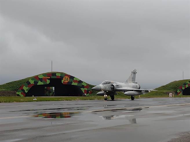 正在滑行的幻象2000（邱新博摄）