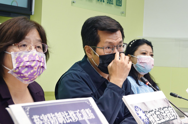 對於外傳行政院長蘇貞昌會向總統蔡英文提出辭呈，民進黨立法院黨團幹事長羅致政（中）表示毫無所悉。（姚志平攝）