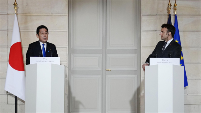 日法宣称在印太地区加强合作，提到台湾。图为岸田文雄与马克洪9日出席记者会（共同社）