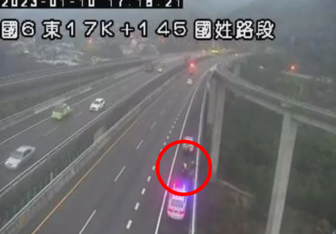 國道6號往東25公里處，昨（10）日下午5時許，發生一名高齡80歲老翁騎機車上誤上國道，老翁一路高速行駛在「內側路肩」狂飆約7公里。（翻攝照片）