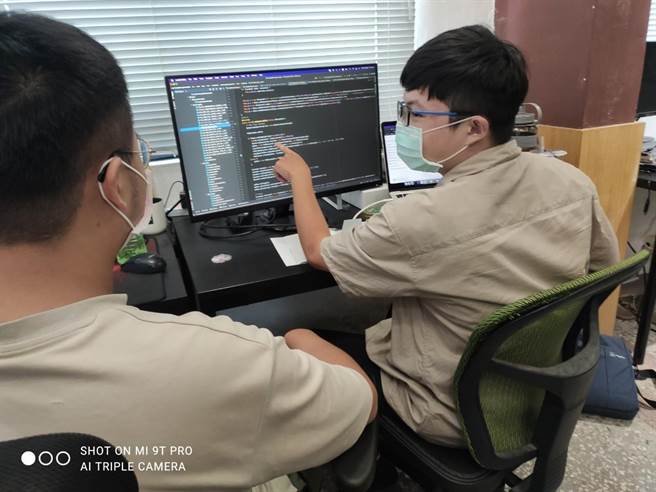 與同事討論軟體開發的圖靈文本股份有限公司實習生設籍外縣市，參與高市實習計畫實習後轉任正職在高雄扎根。（柯宗緯翻攝）