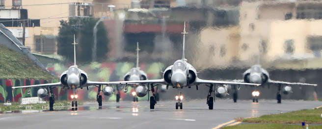 为使国人了解国军官兵在春节期间强化的战备实况，国防部11日特别邀请媒体参访空军新竹基地。4架幻象2000战机执行任务后在跑道进行战机编队滑行。（郑任南摄）