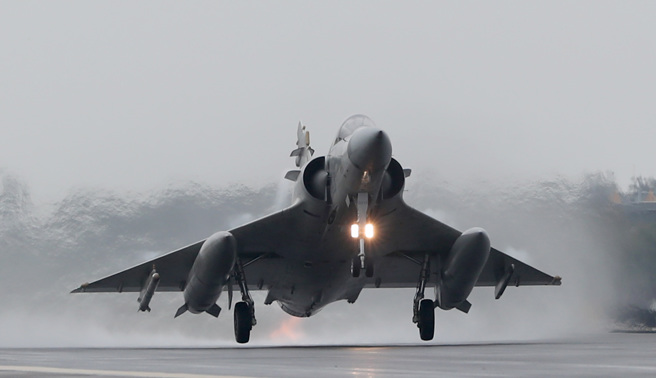 为使国人了解国军官兵在春节期间强化的战备实况，国防部11日特别邀请媒体参访空军新竹基地。幻象2000战机从整备到起飞只需6分钟，空军每天24小时、全年无休进行战备任务。（郑任南摄）