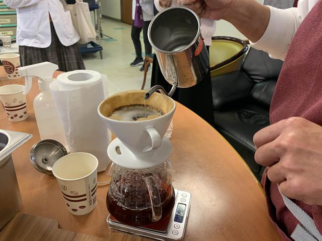 花莲门诺医院邀请在地咖啡达人在安寧病房交谊厅，手冲一杯热呼呼的咖啡，温暖患者、家属与医护的心，让病患直呼太幸福了！（门诺医院提供／罗亦晽花莲传真）