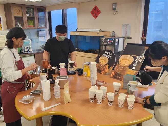 花莲门诺医院邀请在地咖啡达人在安寧病房交谊厅，手冲一杯热呼呼的咖啡，温暖患者、家属与医护的心，让病患直呼太幸福了！（门诺医院提供／罗亦晽花莲传真）