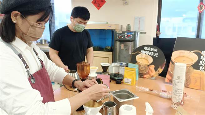 花莲门诺医院邀请在地咖啡达人在安寧病房交谊厅，手冲一杯热呼呼的咖啡，温暖患者、家属与医护的心，让病患直呼太幸福了！（门诺医院提供／罗亦晽花莲传真）