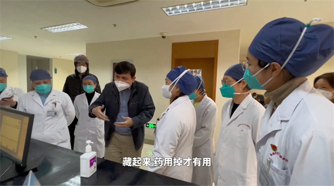 張文宏（中）：身邊沒有無症狀感染者？那是瞎說。（浦東發布）