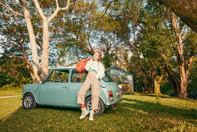 吳映潔穿上全新橘標防水PALLASHOCK HI CUFF巧克力靴展現時髦感，戶外踏青也可應變多變天氣。（PALLADIUM提供）