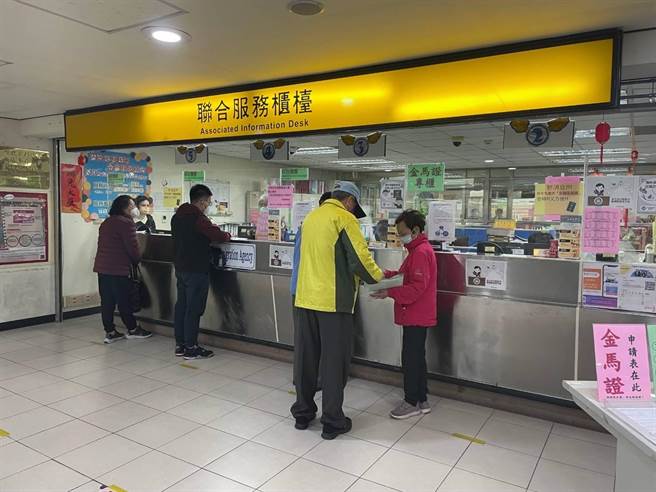 小三通復航，不少民眾「金馬證」已過期，相繼前往移民署水頭櫃台排隊搶辦新證。(圖／移民署金門站提供)