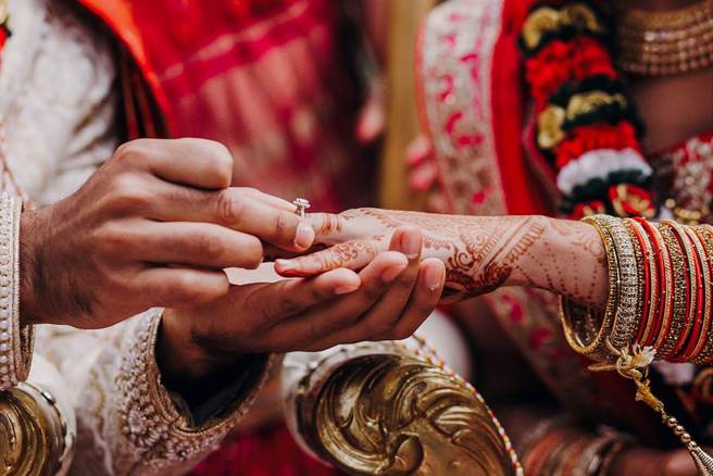印度一名新郎在婚禮現場，竟直接吸吮母親的胸部，而且還供來賓拍攝，讓不少網友直呼太誇張。(示意圖/達志影像)