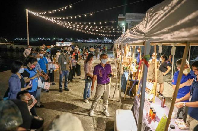 新北市政府近期摘下第9届台湾卓越活动奖「公共服务活动」双奖项，农业局2020年办理「北海夜金闪闪」品牌系列活动，，3年来到访人数破千万，获得银奖肯定。（景观处提供）