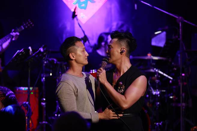 林俊逸唱〈上好的一年〉時，與MV男主角高英軒一起重現MV中經典畫面。(媒體棧提供)