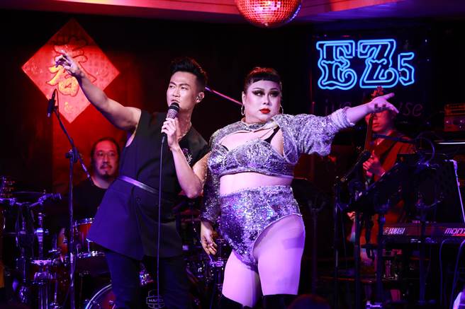 林俊逸與知名變裝皇后瑪麗安為演唱會開場。(媒體棧提供)
