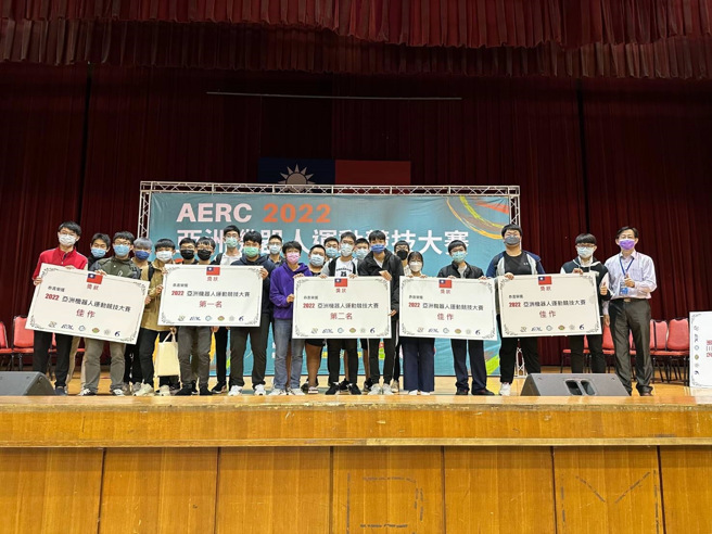 AERC 2022亞洲機器人大賽，龍華學子囊括28獎，無人機智能編程挑戰賽事全國稱雄。(照片/龍華科大提供)