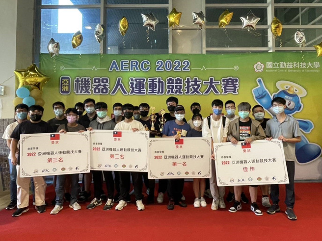 AERC 2022亞洲機器人大賽中區場，龍華學子榮獲前三名等7獎項。(照片/龍華科大提供)