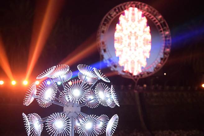 新春假期，花莲县政府在南滨公园举办「太平洋灯会」，以科技艺术主灯秀、创作灯等点亮观光热潮。（花莲县政府提供／王志伟花莲传真）