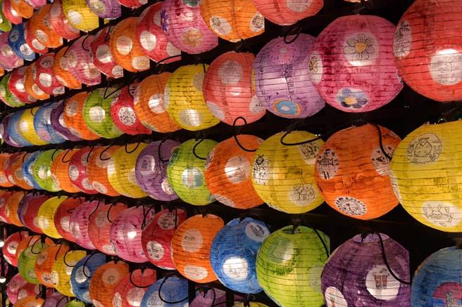 灯会现场，还有高挂600颗灯笼，都是国小学生独一无二创作。（花莲县府提供／王志伟花莲传真）