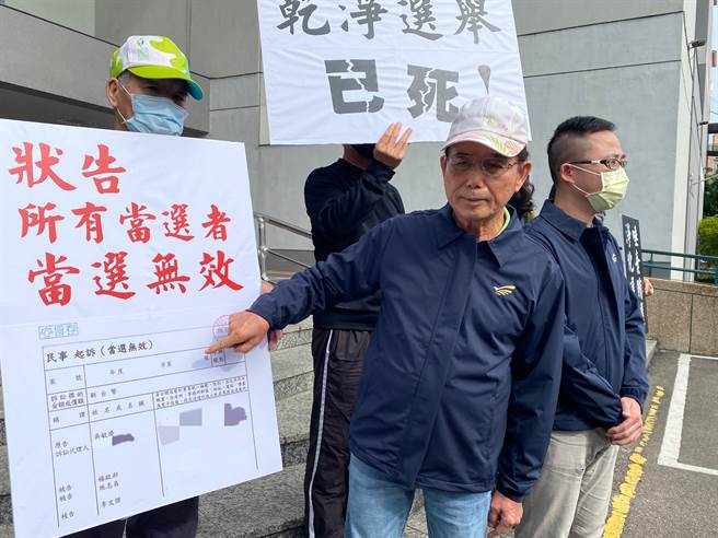 挑战中市第一选区议员4连霸失利的民进党籍吴敏济，指控同选区3名当选人全涉贿选，提当选无效之诉。（陈淑芬摄）