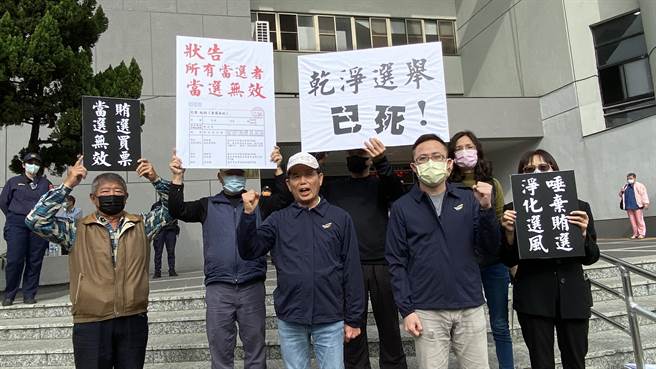 挑战中市第一选区议员4连霸失利的民进党籍吴敏济，指控同选区3名当选人全涉贿选，提当选无效之诉。（陈淑芬摄）